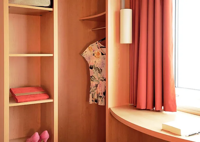 Ibis Car Ferry Hotell 3*